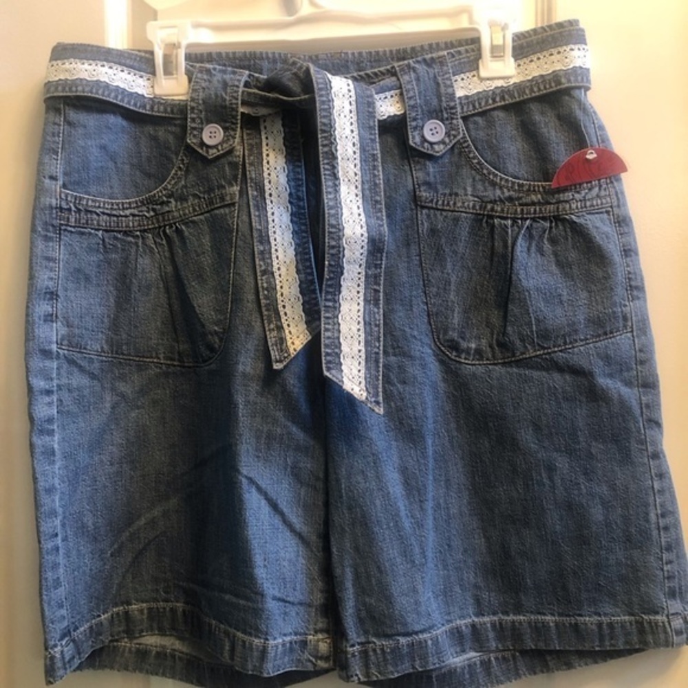 NWT Kiki’s Jean Shorts with Boho Belt Size 10 Mom Jean Shorts